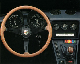 Alfa Romeo Spider 2.0 (1984) - das Cockpit ist gegenüber dem Vorgänger fast unverändert