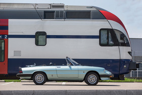Alfa Romeo Spider 2.0 (1984) - die klassische Silhouette glänzt auch vor modernen Zugkompositionen Alfa Romeo Spider 2.0 (1984) - die klassische Silhouette glänzt auch vor modernen Zugkompositionen