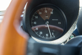 Alfa Romeo Spider 2.0 (1984) - klar gekennzeichneter roter Bereich auf dem Drehzahlmesser