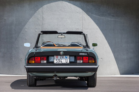 Alfa Romeo Spider 2.0 (1984) - von grad hinten sieht das Heck durchaus homogen aus