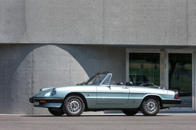 Alfa Romeo Spider 2.0 (1984) - wegen der Spoiler vorne und hinten wurde er auch "aerodinamica" genannt