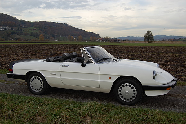 Alfa Romeo Spider 2.0 (1988) - angeboten als Lot 05 an der Versteigerung der Oldtimer Galerie Toffen vom 1. Dezember 2012