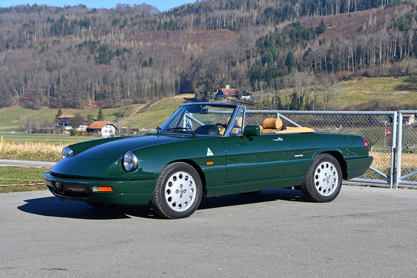 Bild: Alfa Romeo Spider 2.0 (1992) - als Lot 13 angeboten an der Versteigerung der Oldtimer Galerie Toffen am 22. März 2025