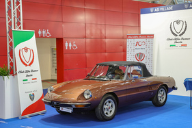 Alfa Romeo Spider 2000 (1982) - in klassischem Braun, auf dem Stand des Duetto-Clubs - 42. Auto e Moto d'Epoca 2025