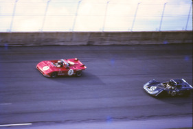 Alfa Romeo T33/TT/3 (1972) beim 6 Stunden Rennen von Daytona 1972 - Rolf Stommelen in vollem Tempo verfolgt von einem Porsche 908