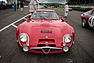 Alfa Romeo TZ2 (1966) – Simon Kidston hebt den Daumen – Goodwood Revival 2025 (© Stuart Adams, 2025) Alfa Romeo TZ2 (1966) – Simon Kidston hebt den Daumen – Goodwood Revival 2025 (© Stuart Adams, 2025)