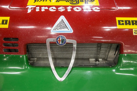 Alfa Romeo Tipo 33TT 12 (1974) - das Alfa-Erkennungszeichen ist auf das wecentlichste reduziert - Rétromobile Paris 2019