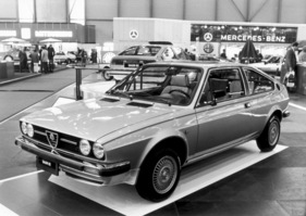 Alfasud 'Salon 82' (1982) - am Genfer Automobilsalon von 1982 - nur 250 Stück sollen von dieser Sonder-Edition verkauft werden, Sonnendach und Verzierungen inklusive
