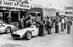 Alfred Neubauer, Hans Scherenberg und Fritz Nallinger neben Rudolf Uhlenhaut auf Mercedes-Benz W196 Monoposto - Grosser Preis von Europa auf dem Nürburgring (1954)