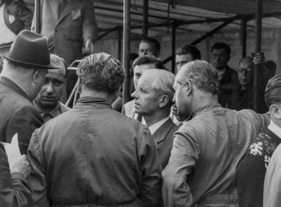Alfred Neubauer, Juan Manuel Fangio, Rudolf Uhlenhaut, Fritz Nallinger und Karl Kling an den Boxen - Grosser Preis von Spanien (1954)