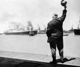 Alfred Neubauer am Hafenkai von Buenos Aires - Rennen in Argentinien anlässlich des Gran Premio Presidente Peron (1951)