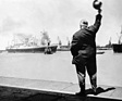 Alfred Neubauer am Hafenkai von Buenos Aires - Rennen in Argentinien anlässlich des Gran Premio Presidente Peron (1951)