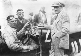 Alfred Neubauer am Steuer, Ferdinand Porsche rechts im Bild - Targa Florio (1924)