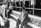 Alfred Neubauer beobachtet die Startvorbereitungen - Grosser Preis von England (1955)