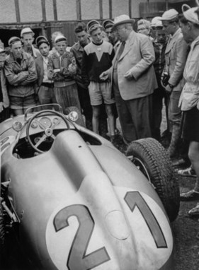 Alfred Neubauer erklärt Museumsbesuchern den Mercedes-Benz W196 R, mit dem Hermann Lang 1954 beim GP von Deutschland fuhr