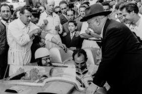 Alfred Neubauer gibt letzte Instruktionen an Stirling Moss und Denos Jenkinson - Mille Miglia (1955)