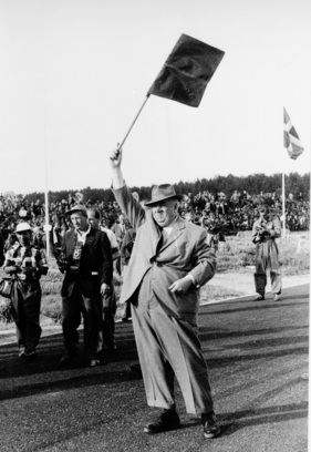 Alfred Neubauer hält die Fahne hoch - Grosser Preis von Schweden (1955)