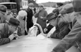 Alfred Neubauer im Gespräch mit Rudolf Caracciola - Rekordfahrten auf der Reichsautobahn, Frankfurt am Main (1936)