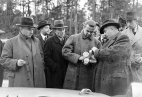 Alfred Neubauer im Gesprüch mit Rudolf Caracciola - Rekordfahrten auf der Reichsautobahn, Frankfurt am Main (1936)