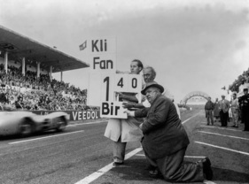 Alfred Neubauer informiert seine Fahrer über die Rundenzeiten - Grosser Preis von Frankreich in Reims (1954)