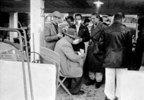 Alfred Neubauer mit Desmond Totterington, Stirling Moss und Peter Collins - Targa Florio in Italien (1955)