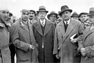 Alfred Neubauer mit Ernst Henne und Rudolf Caracciola - während der Rekordfahrten auf der Avus (1934)