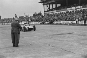 Alfred Neubauer mit Juan Manuel Fangio im W 196 Monoposto - Grosser Preis von Europa auf dem Nürburgring (1954)