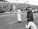 Alfred Neubauer mit Stoppuhr am Streckenrand - Grosser Preis von Holland in Zandervoort (1955)