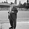 Alfred Neubauer mit zwei Stoppuhren, beobachtet gespannt das Rennen - Grosser Preis von Italien (1955)
