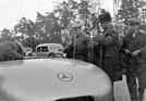 Alfred Neubauer neben dem Rekordwagen - Rekordfahrten auf der Reichsautobahn bei Frankfurt am Main (1936)
