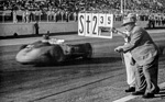 Alfred Neubauer signalisiert dem Sieger Juan Manuel Fangio auf dem W 196 R Monoposto noch zwei Runden und einen Vorsprucg von 35 Sekunden - GP von Argentinien (1955)