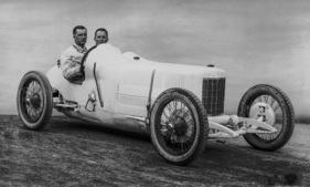 Alfred Neubauer und Ernst Hemminger in einem Achtzylinder Mercedes-Rennwagen "Monza" (1924)