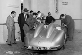 Alfred Neubauer und Hans Hermann verfolgen die Wartung - Mille Miglia 1955