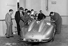 Alfred Neubauer und Hans Hermann verfolgen die Wartung - Mille Miglia 1955
