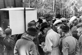 Alfred Neubauer und Mechaniker Erwin Grupp umringt von Reportern - Rekordfahrt auf der Reichsautobahn, Frankfurt am Main (1936)