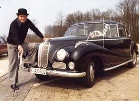 Alfred Noell mit seinem BMW 502