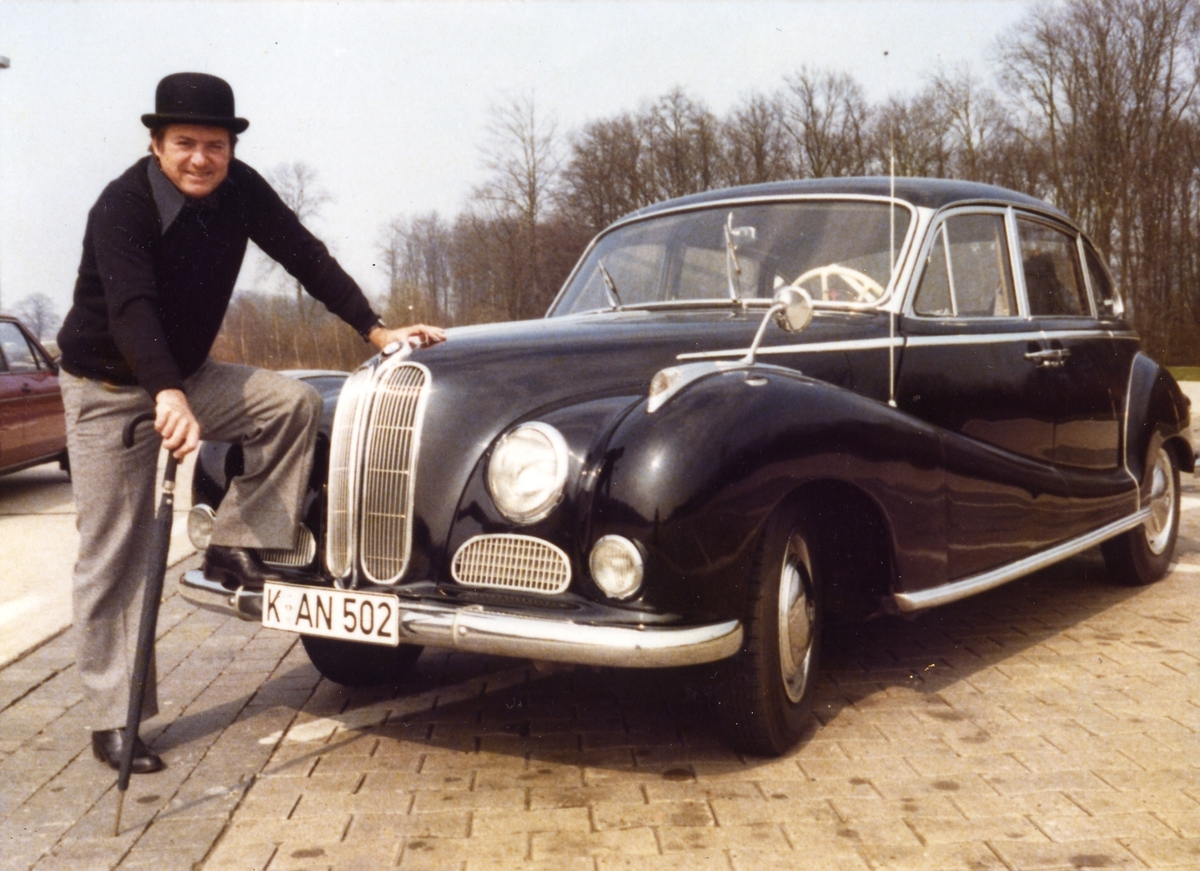 Alfred Noell mit seinem BMW 502