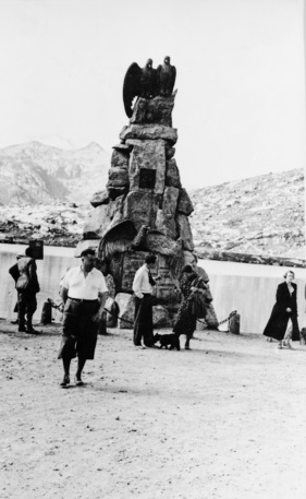 Alfred neubauer während der Heimfahrt auf dem Sankt Gotthard - Coppa Acerbo (1934)
