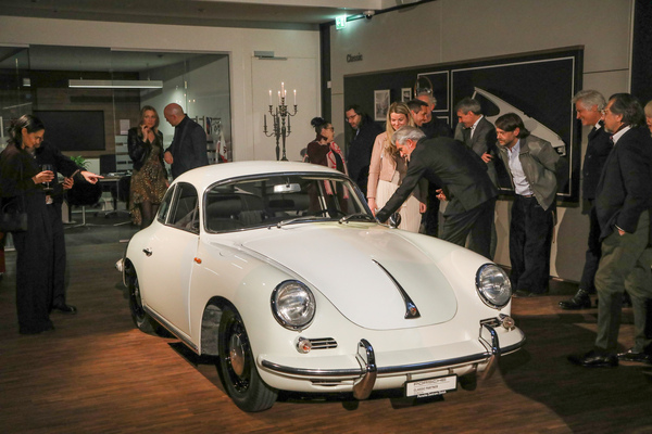Bild: Alfredo Häberli am fertig bemalten Porsche 356 SC bei der Präsentation im Porsche Classic Zentrum Zürich-Schlieren