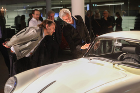 Alfredo Häberli erkärt seine Gedanken bei der Gestaltung des bemalten Porsche 356 SC von 1964