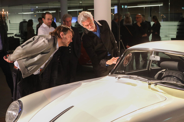 Alfredo Häberli erkärt seine Gedanken bei der Gestaltung des bemalten Porsche 356 SC von 1964