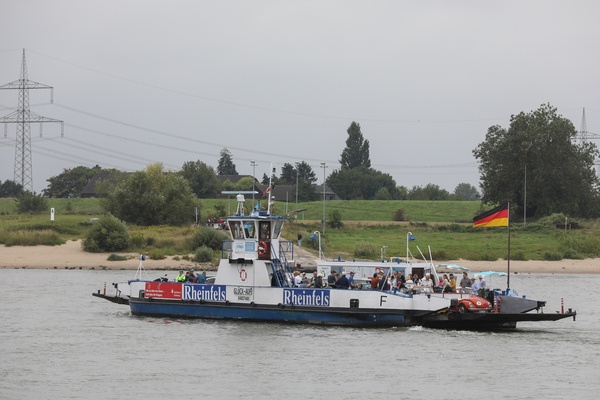 Bild Alle Käfer Cabriolets wurden via Fähre über den Rhein geschippert - Internationales Käfer-Cabrio-Treffen von Deutschland 2025