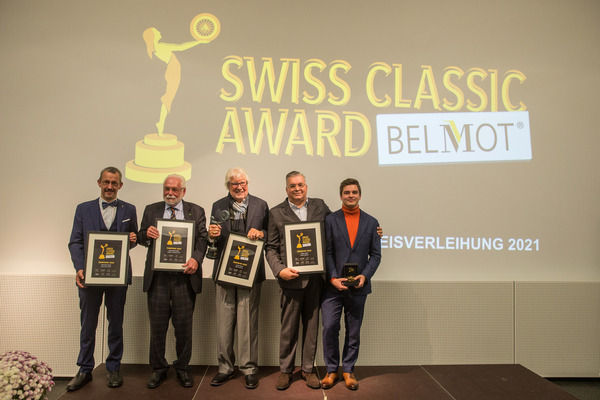 Bild: Alle Preisträger versammelt: André Köppel (Rent-A-Classic vertretend), Ruedi Müller, Michel Zumbrunn und Paolo Spalluto samt Sohn (von links) - Swiss Classic Award 2021
