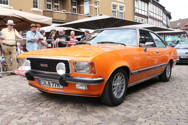 Allein dank seiner Farbe ein beliebtes Fotomotiv: Opel Commodore B GSE Coupé von 1977 – Einbecker Oldtimertage 2025