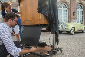 Allein das wertvolle Material für ein einziges Bild kostet schon viel Geld, …