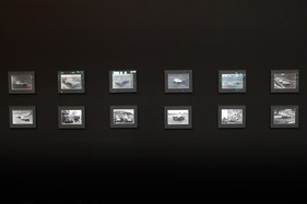 Alleine schon der Wandschmuck beeindruckt bei Lukas Hüni - Rétromobile Paris 2018