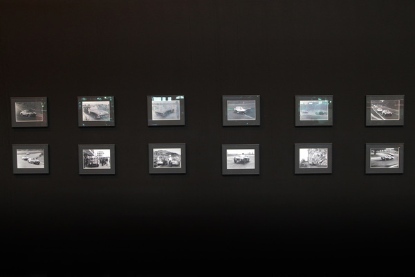 Alleine schon der Wandschmuck beeindruckt bei Lukas Hüni - Rétromobile Paris 2018