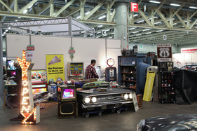 Allerlei Zubehör für die Garage oder die Bar im Keller - Oldtimer- und Teilemarkt Fribourg 2019
