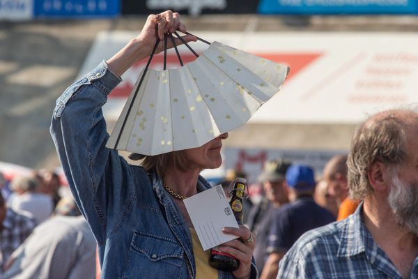 Alles Nötige dabei - Sonnenschutz und Bier - Indianapolis Oerlikon 2018