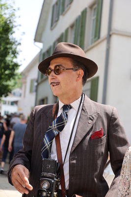 Alles authentisch bis hin zur Rolleiflex-Kamera - Wald Rollt 2025